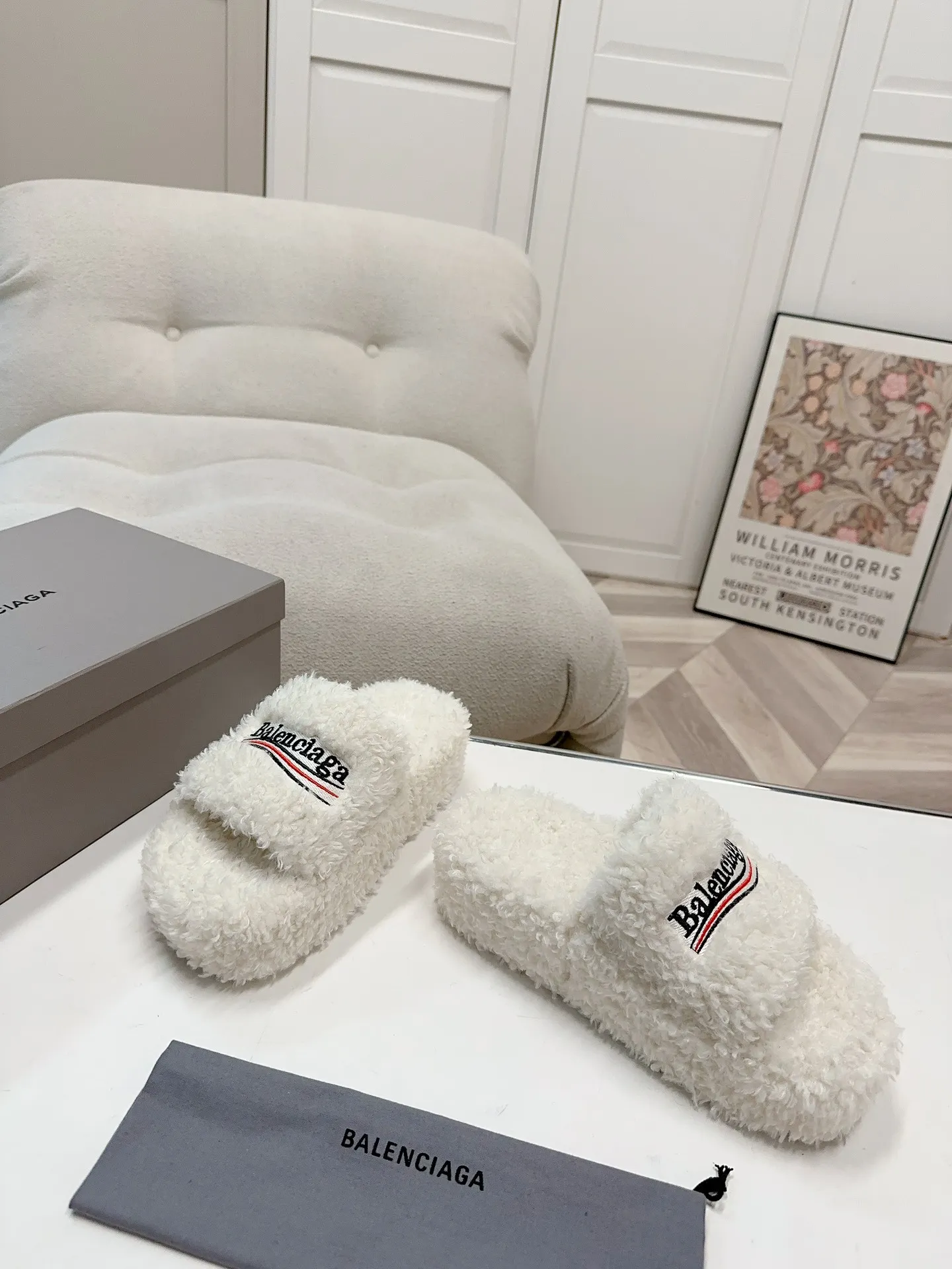 👟👟Ex-factory price 480👟👟Thick-soled Balenciaga autumn and winter trendy wool slippers💕cx upper letter pattern, electric embroidery logo embroidery technology! Full of high-end feel! Especially beautiful on the feet 🦶 🐑Material: wool (very soft and comfortable) 🐑Sole: Original non-slip and wear-resistant outsole 🐑Number/size: Women's 35-41